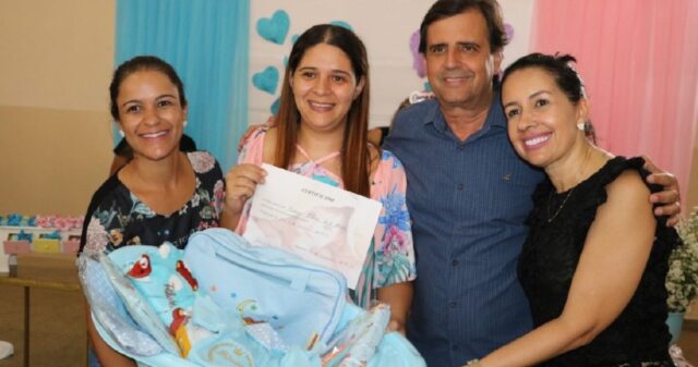 CRAS encerra curso de gestante com entrega de kit em Ouvidor