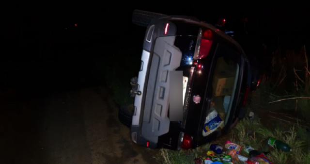 Veículo ocupado por mãe e filhos capota após bater em vaca em Monte Carmelo é duas crianças ficam feridas
