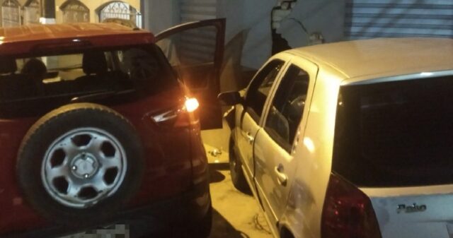Carro bate em parede após acidente em cruzamento em Catalão