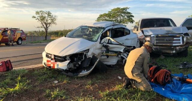 Homem fica preso as ferragens em acidente na GO-330