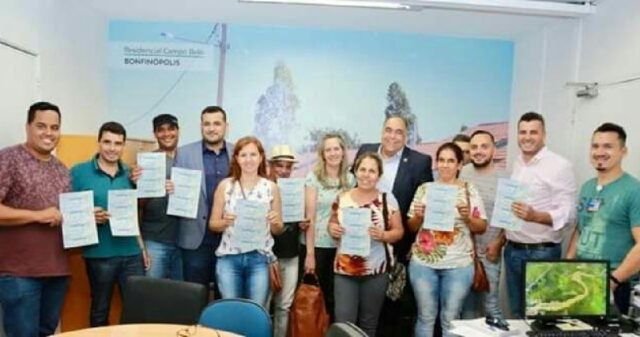 Vice presidente da Agehab, Luiz Sampaio entrega cheque reforma para mais seis municípios
