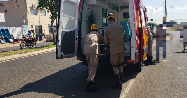 Motociclista fica ferida em colisão com camionete e motorista foge do local
