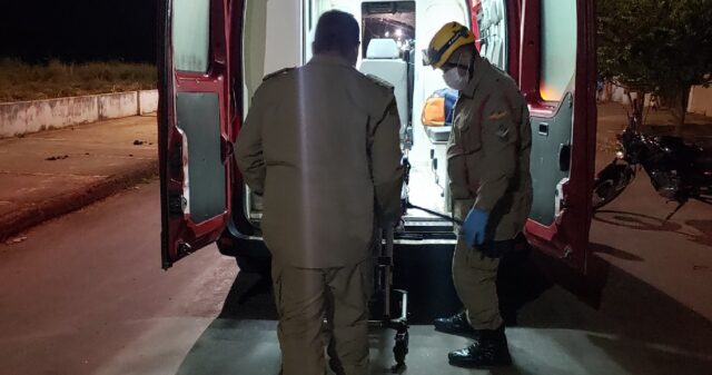 Acidente entre moto e Kombi deixa duas mulheres feridas no Bairro Ipanema