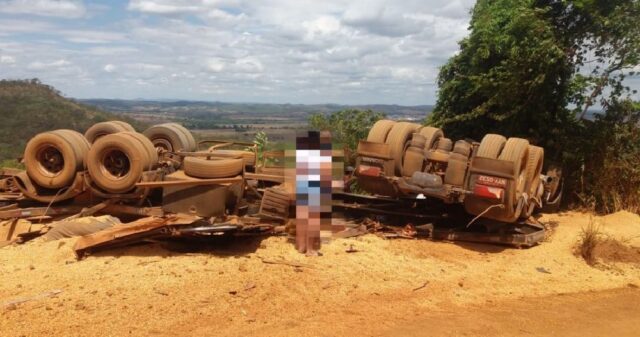 Motorista morre após carreta tombar na Serra do Funil em Guarda-Mor