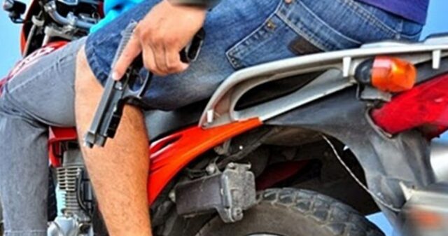 Dupla de moto assalta mulher no estacionamento de hospital em Catalão