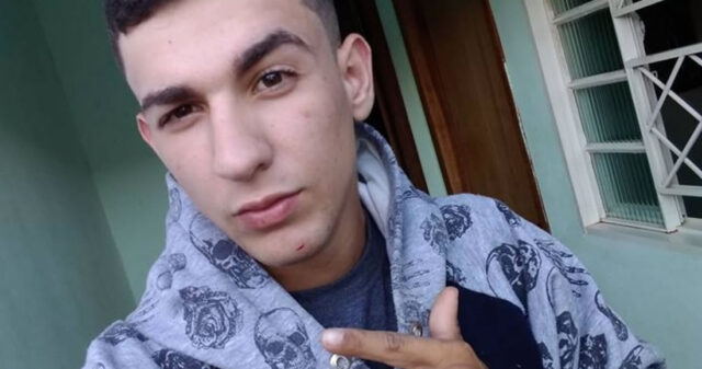 Jovem catalano é assassinado em praça pública e vídeo mostra pânico das testemunhas, em Piracanjuba