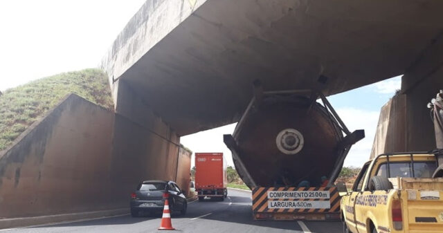 Após 7 horas, caminhão que ficou preso em viaduto na BR-050 em Uberlândia é retirado