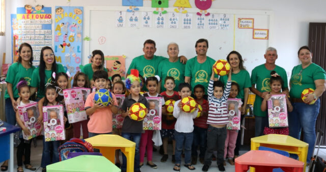 Prefeitura de Ouvidor realiza entrega de brinquedos as crianças do município