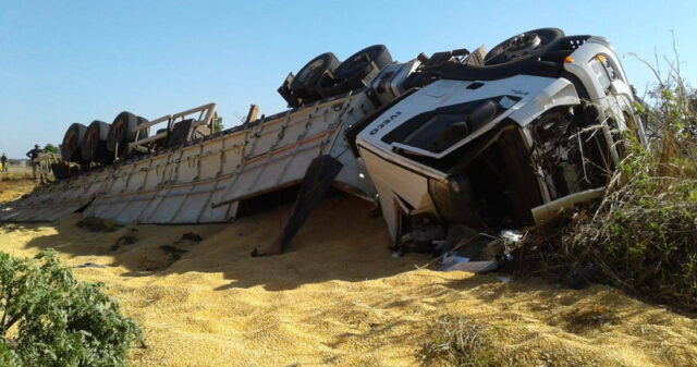 Motorista fica ferido após carreta tombar na MG-188 em Coromandel