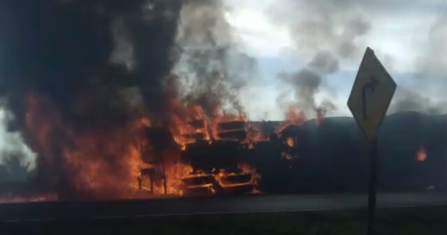 Carreta carregada com fertilizante formulado pega fogo na BR 050 e gera congestionamento; Confira vídeo