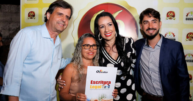 Prefeitura entrega 89 escrituras definitivas de imóveis a famílias de Ouvidor