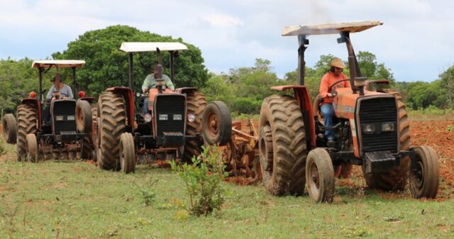 Prefeitura de Ouvidor inicia plantio de milho na zona rural