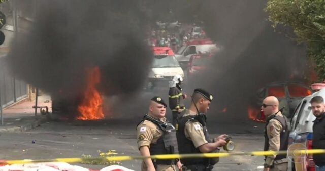 Avião cai em rua e causa mortes em Belo Horizonte