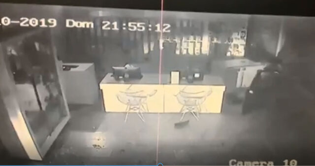 Vídeos; carro invade e destrói parte de loja de celulares em Catalão
