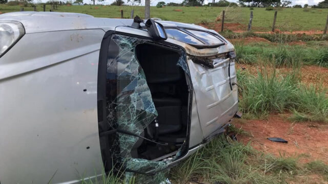Carro capota e deixa três pessoas feridas na GO 139 em Caldas Novas
