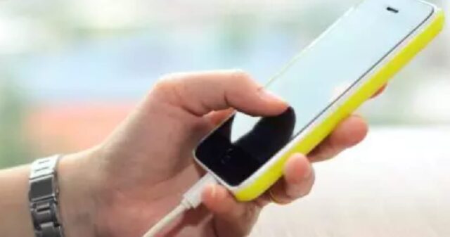 Celulares voltam a adiantar uma hora, mesmo sem horário de verão