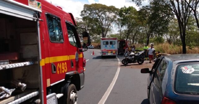 Quatro pessoas ficaram feridas durante derrapagem de motos na BR 050 entre Catalão e Araguari