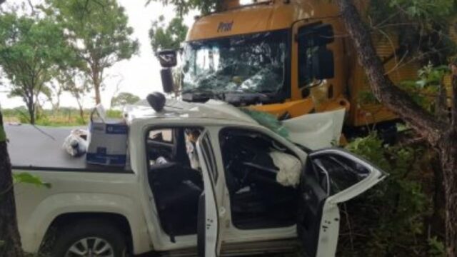 Acidente entre caminhão dos Correios e caminhonete deixa idoso morto na BR-153, em Porangatu