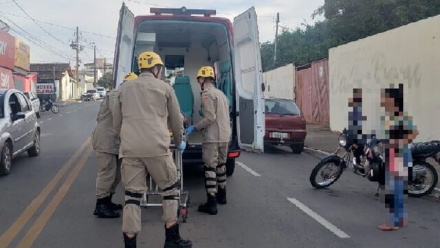 Duas mulheres ficam feridas após moto bater em carro em Catalão