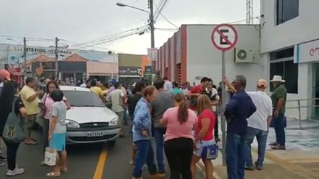 Um grupo de 100 pessoas protestam contra Enel em Catalão