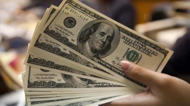 Dólar atinge novo recorde histórico e fecha em R$ 4,21