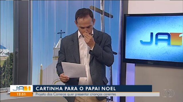 Apresentador da Tv Anhanguera chora ao ler cartinha de criança para Papai Noel