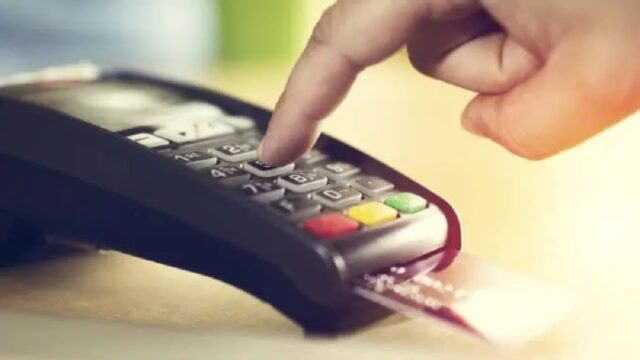 Juros do cartão de crédito sobem em outubro e chegam a 317%