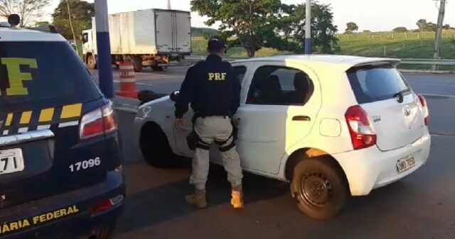 Veículo com cerca de R$ 24 mil de débitos em multas é apreendido pela PRF, em Morrinhos