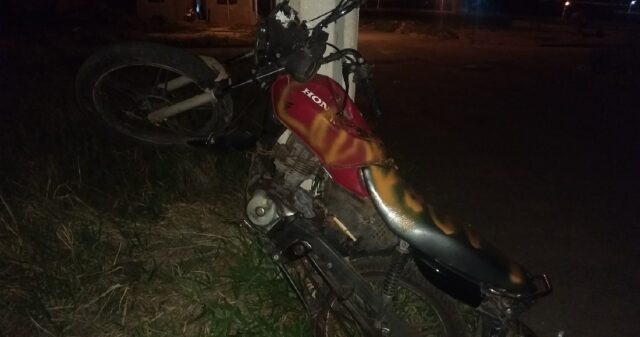 Suspeitos abandonam moto após ser flagrados em tentativa de furto de fios, em Catalão