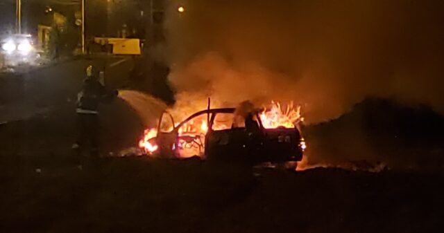 Corpo de Bombeiros combate incêndio em veículo abandonado com vários eletrônicos em seu interior