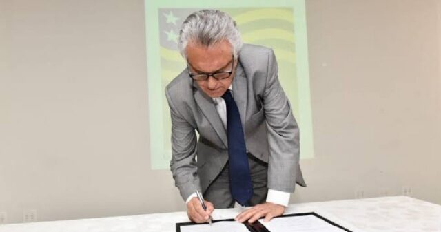 Governador Ronaldo Caiado sanciona lei que define punições a quem maltrata animais