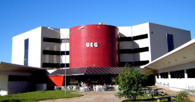 UEG demite 1.469 e prepara processo seletivo após determinação judicial