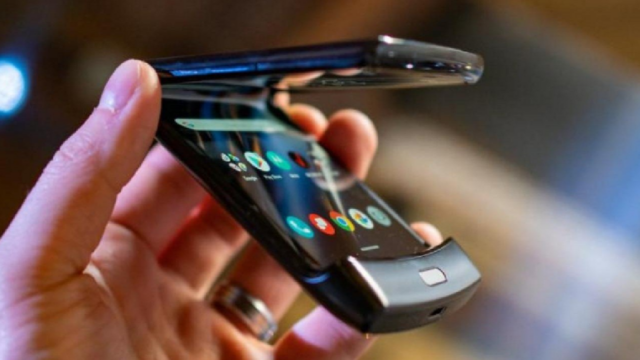 Smartphone dobrável da Motorola chega ao Brasil, em 2020