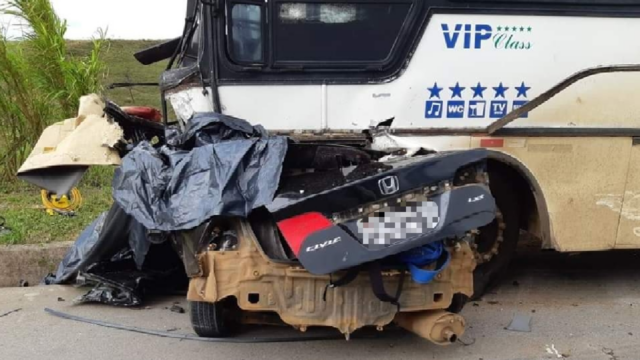 Acidente entre carro e ônibus deixa mortos na BR-262 em Campos Altos