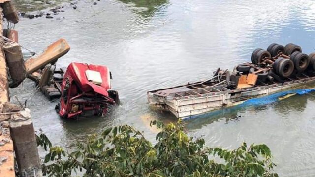 Motorista morre após caminhão cair dentro do Rio Meia Ponte, em Itumbiara