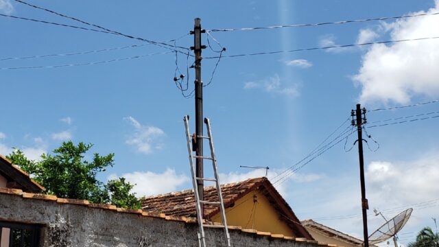 Homem tem ferimento grave após queda de padrão de energia em Catalão