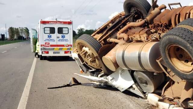 Motorista fica ferido após carreta com fertilizante tombar na BR 050, em Catalão
