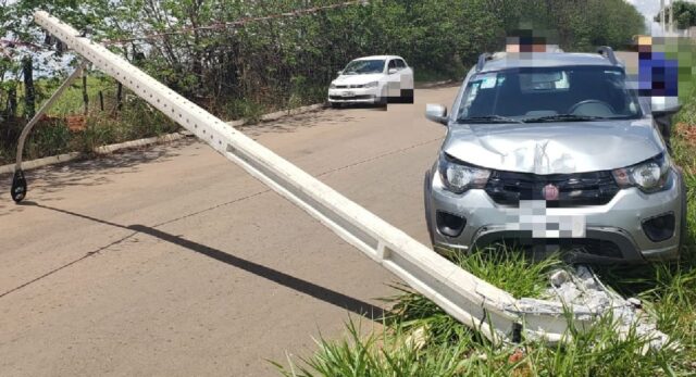 Condutor dorme ao volante e bate carro em poste em Catalão