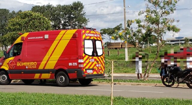 Batida entre carro e moto deixa feridos no bairro Santa Cruz