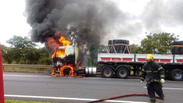 Caminhão pega fogo e gera congestionamento na BR-050 entre Uberlândia e Araguari
