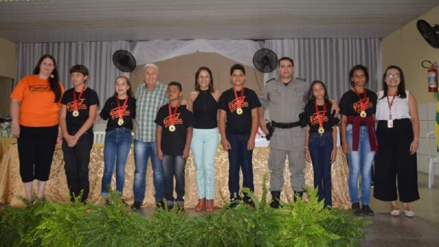 Cerca de 100 alunos participam de formatura do Proerd em Ouvidor