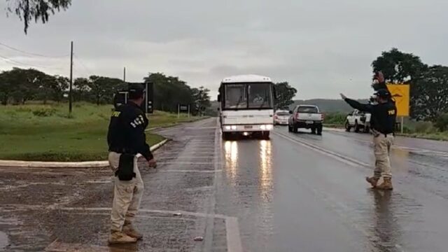 PRF alerta para riscos acidentes sob chuva no período noturno