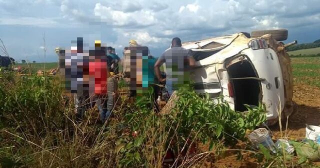 Capotamento deixa três pessoas feridas na zona rural de Caldas Novas