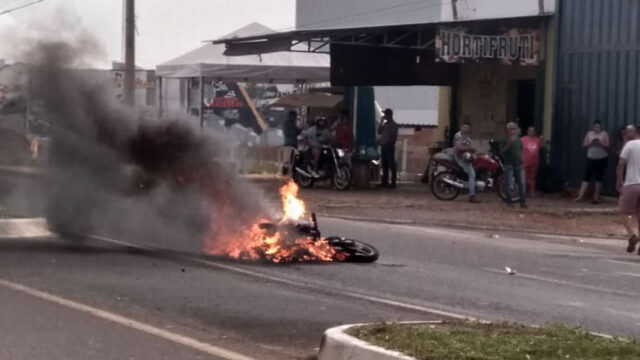 Moto pega fogo após se envolver em acidente e condutor fica ferido