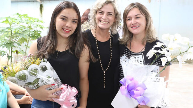 Após vitória na Olimpíada Nacional de Português, aluna e professora são recepcionadas na Escola Nilda Margon Vaz