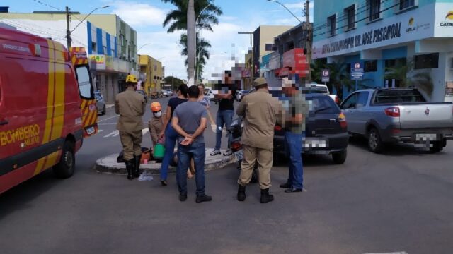 Mulher fica ferida em acidente entre moto e carro em Catalão