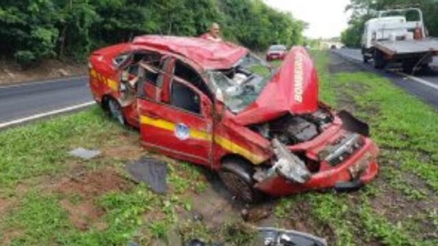 Viatura dos Bombeiros capota na BR-050 e major de Uberlândia é socorrido