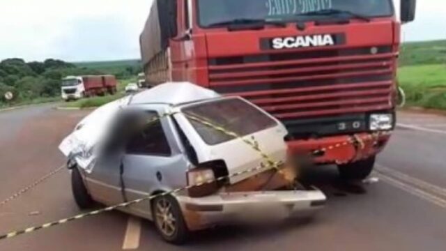Motorista sem cinto de segurança morre após carro colidir com caminhão, em Maurilândia