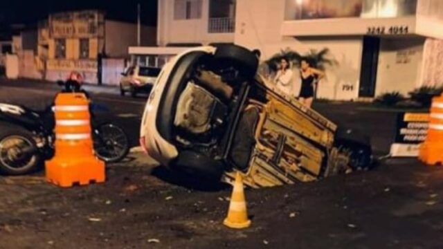 Carro cai em cratera formada pela chuva no Centro de Araguari
