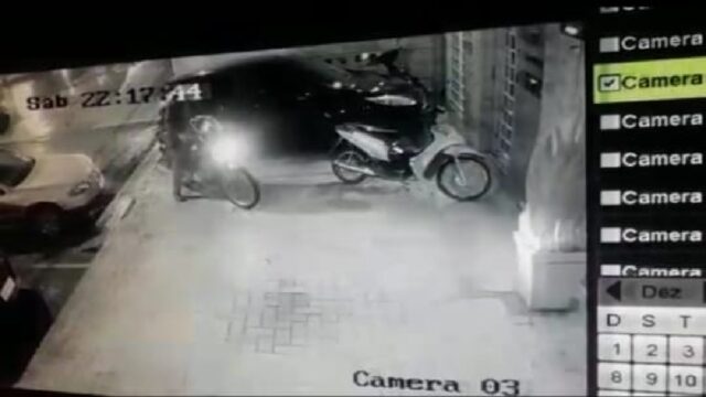 Câmera de segurança flagra furto de moto em frente a estabelecimento comercial em Catalão, veja vídeo